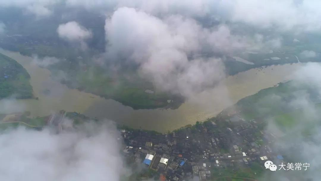 这样的雨雾天气,  也让常宁的毘帽峰时常云雾弥漫,  颇有蓬莱仙境的